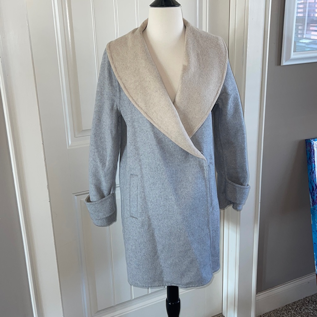 Tahari Wool Blend Coat. Size Small.